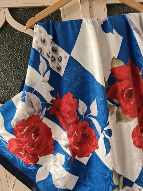S růžemi, šátek — foto 4