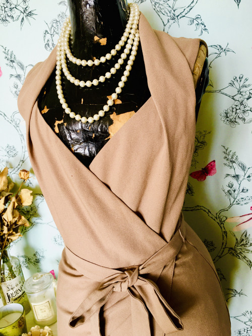 Šaty pencil pin-up beige — foto 4