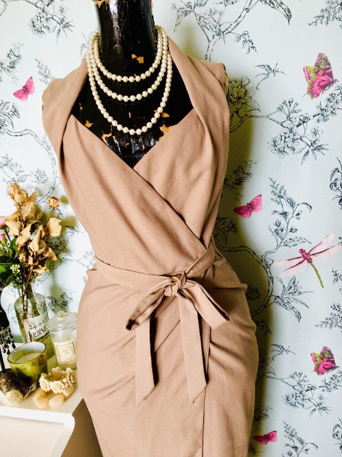 Šaty pencil pin-up beige — foto 2