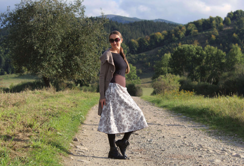 Trojštvrťová hnedo-béžová sukňa — foto 5