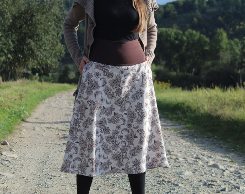 Trojštvrťová hnedo-béžová sukňa — foto 6