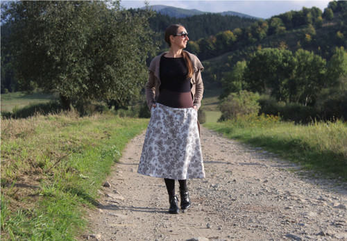 Trojštvrťová hnedo-béžová sukňa — foto 3