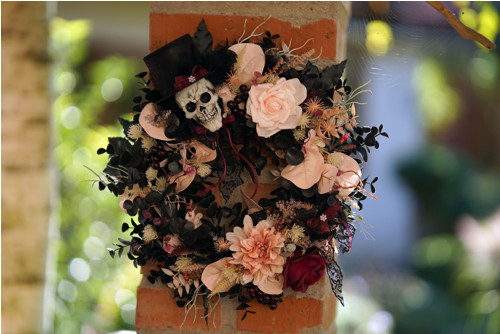Halloweenský Gothic věnec bordó růžový — foto 3
