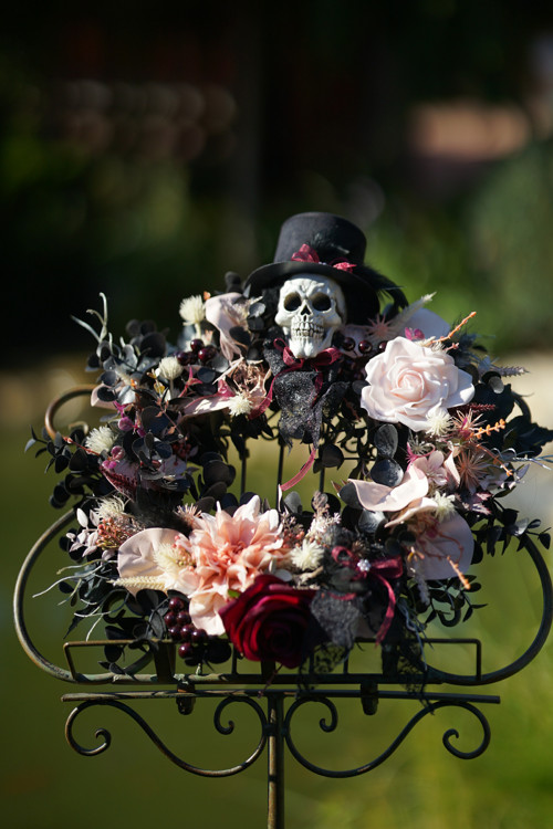 Halloweenský Gothic věnec bordó růžový — foto 2