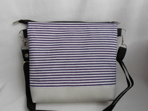 Crossbody - dívka s copánky — foto 3