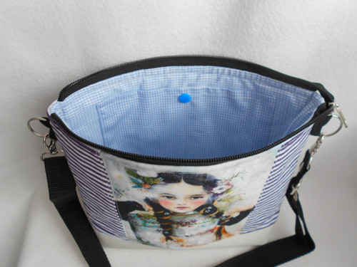 Crossbody - dívka s copánky — foto 2