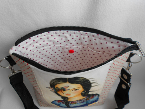 Crossbody - dívka s vážkou — foto 2