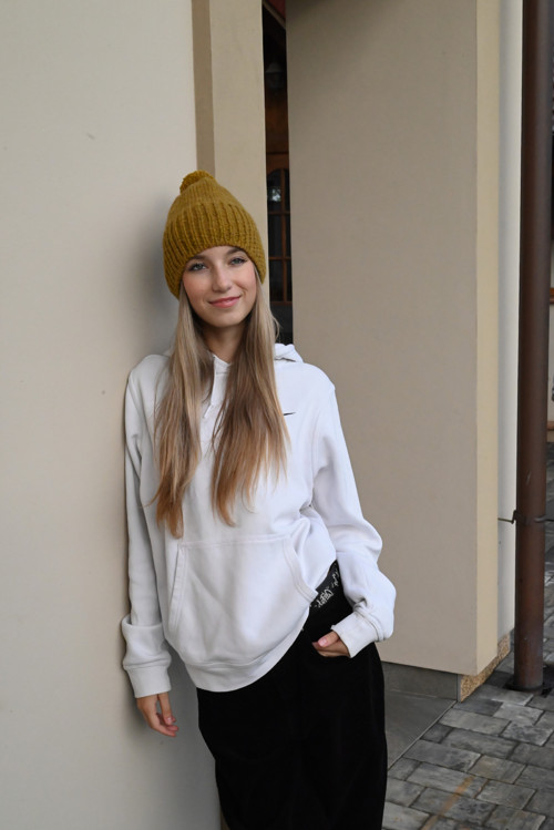 Čepice v hořčicové s bambuli — foto 2
