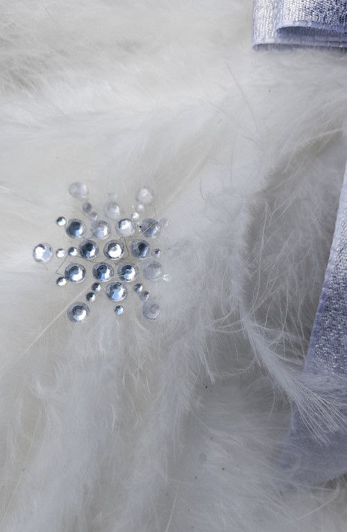 Peříčkový třpytivý věnec s vločkami — foto 2