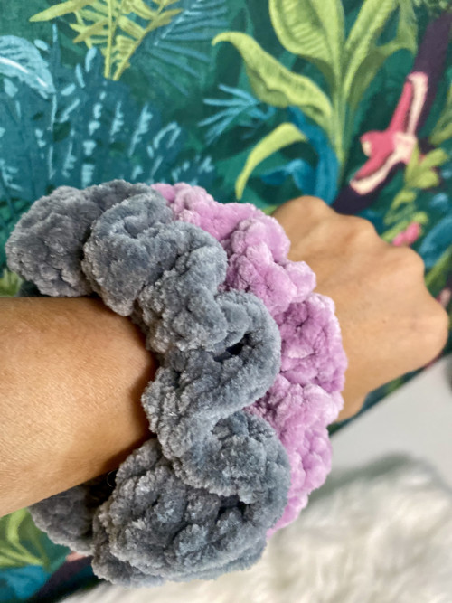 Háčkovaná gumička (scrunchie) - sada 2 ks — foto 6