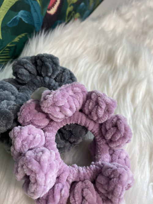 Háčkovaná gumička (scrunchie) - sada 2 ks — foto 5