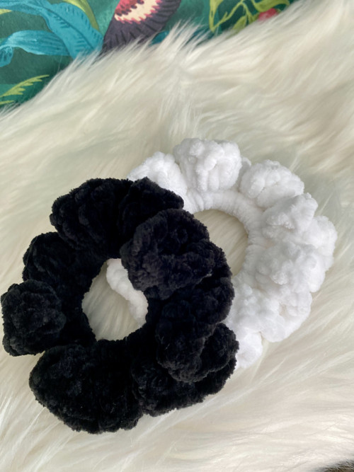 Háčkovaná gumička (scrunchie) - sada 2 ks — foto 2