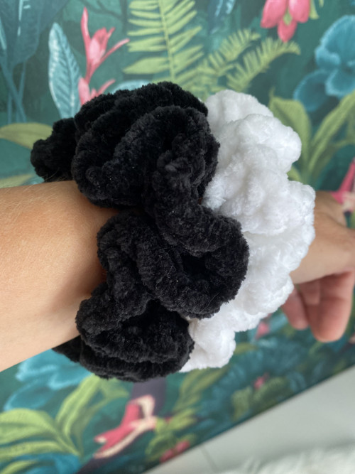 Háčkovaná gumička (scrunchie) - sada 2 ks — foto 6