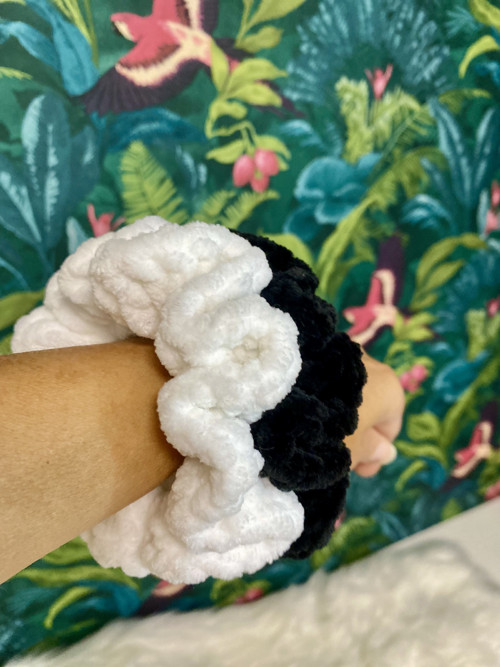 Háčkovaná gumička (scrunchie) - sada 2 ks — foto 5