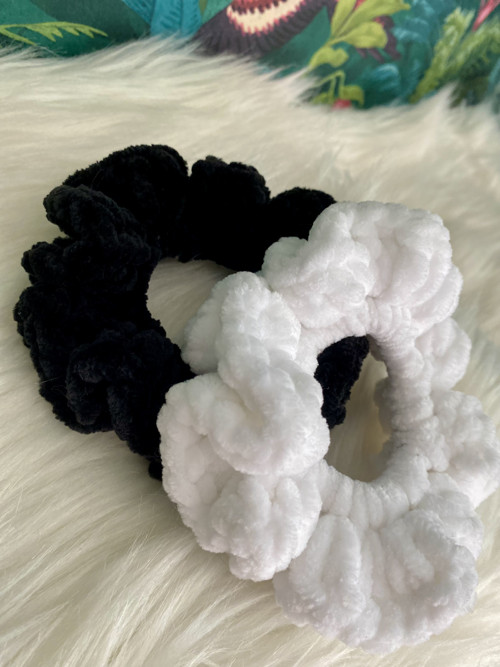 Háčkovaná gumička (scrunchie) - sada 2 ks — foto 3