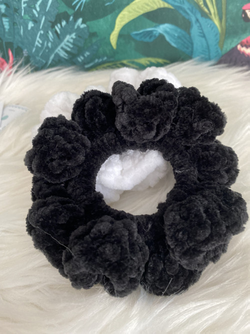 Háčkovaná gumička (scrunchie) - sada 2 ks — foto 4