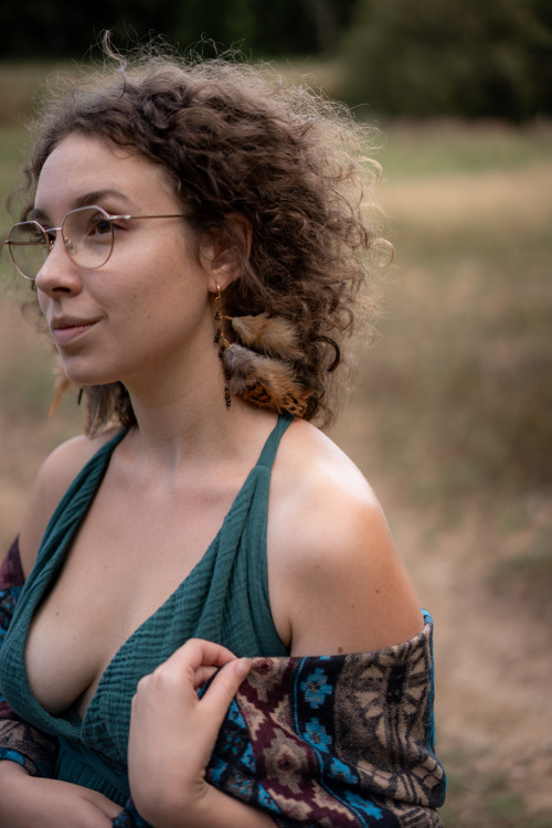 Visací náušnice s peříčky - africký tyrkys (hnědé) — foto 6