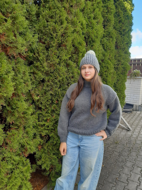Šedý svetr se stojačkem — foto 2