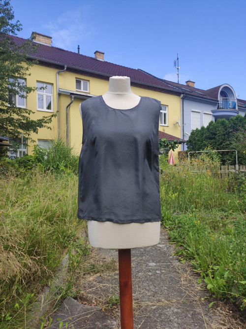 Hedvábný top šedy vel. M-L — foto 3