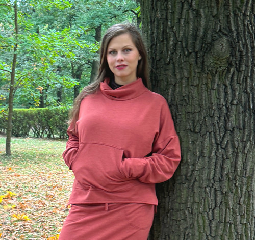 Cihlová mikina s klokankou — foto 3