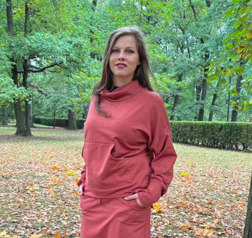 Cihlová mikina s klokankou — foto 4