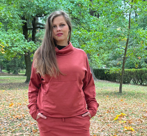 Cihlová mikina s klokankou — foto 2