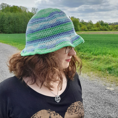 Pestrobarevný oversized klobouček - modrozelený — foto 2