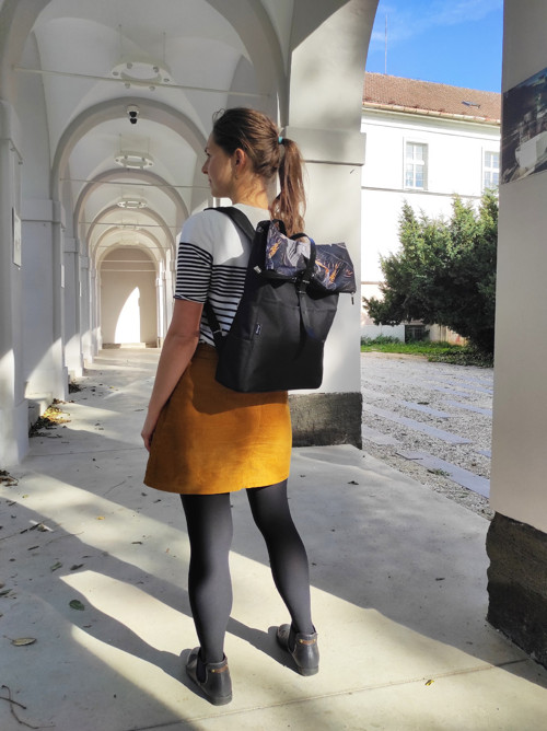 Zoe roll top backpack zlaté listy — foto 2