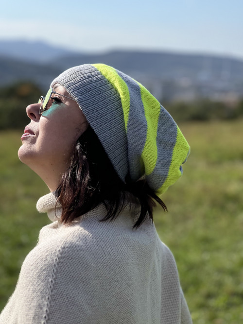 Beanie čepice. Šedá a zářivě zelená. — foto 5