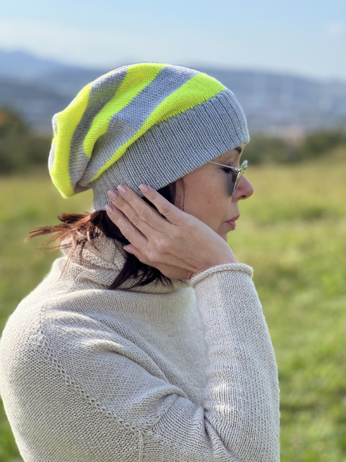 Beanie čepice. Šedá a zářivě zelená. — foto 3