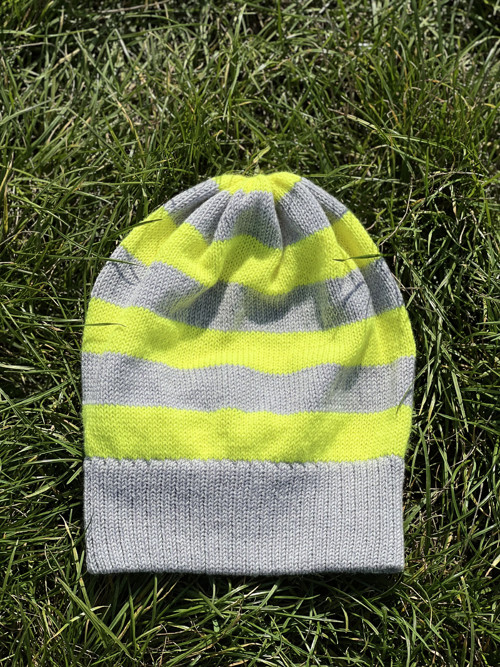 Beanie čepice. Šedá a zářivě zelená. — foto 2