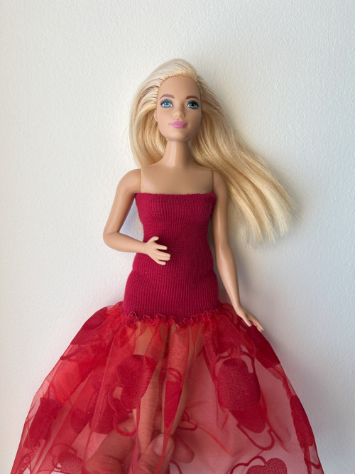 Šaty pro barbie červené se srdíčky — foto 2