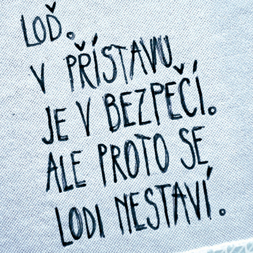 Loď v přístavu — foto 3
