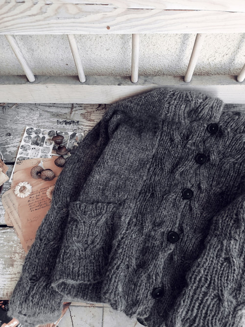 Ručně pletený lehký kabátek — foto 5
