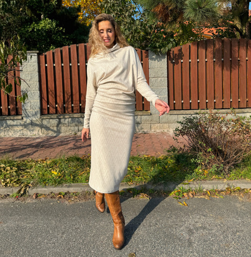 Asymetrické šaty s rolákem — foto 3