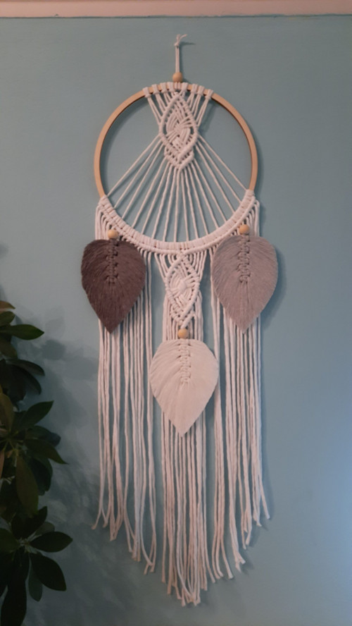 Macramé dekorace kruh s pírky Bílá- šedá — foto 4