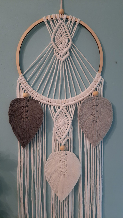 Macramé dekorace kruh s pírky Bílá- šedá — foto 2