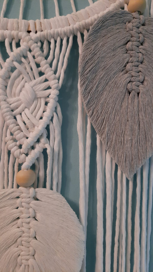 Macramé dekorace kruh s pírky Bílá- šedá — foto 3