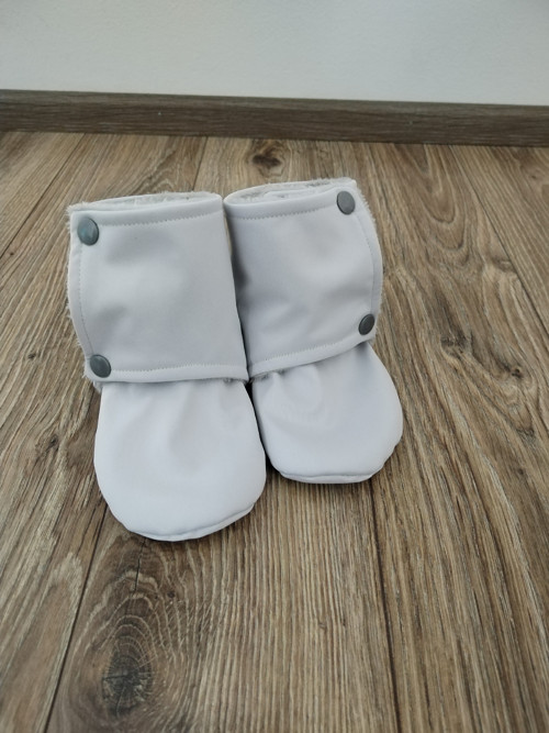 Capáčky ze softshellu s beránkem do kočárku — foto 2