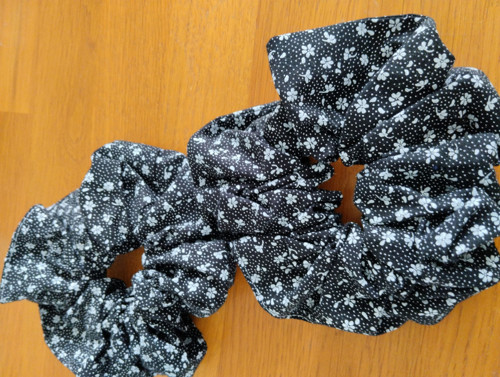 Gumička do vlasů, černá s kvitím — foto 2