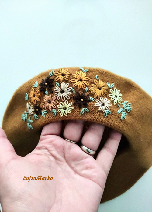 Baret s ruční výšivkou — foto 3