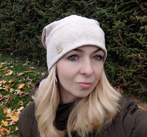 Béžová čepice copánková — foto 2