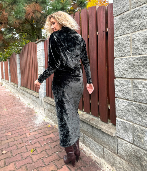 Asymetrické sametové šaty s rolákem — foto 6