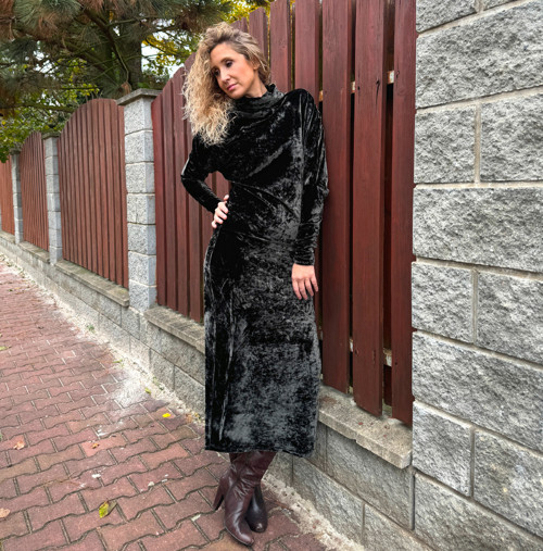 Asymetrické sametové šaty s rolákem — foto 5