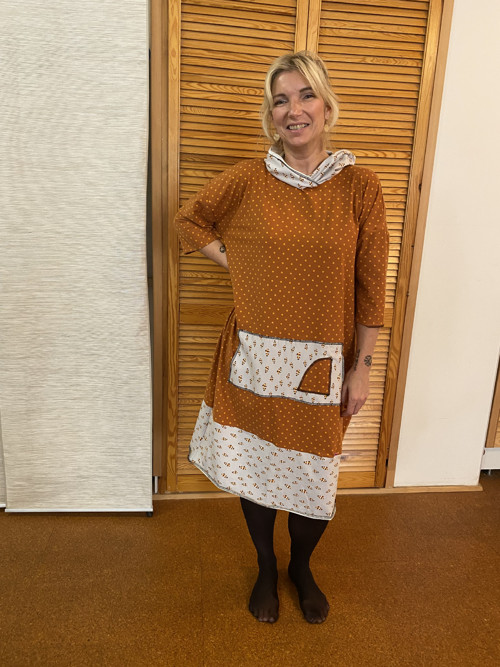 Dvoubarevné mikino-šaty — foto 2