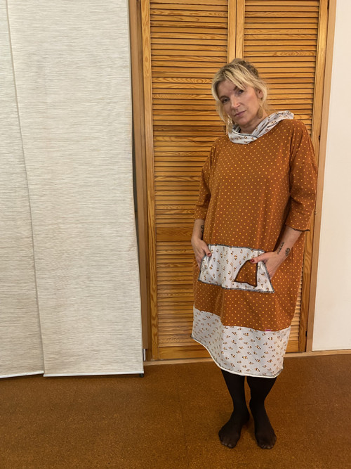 Dvoubarevné mikino-šaty — foto 4