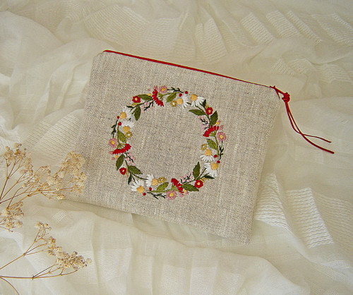 Kapsička vyšívaná s červenou — foto 2