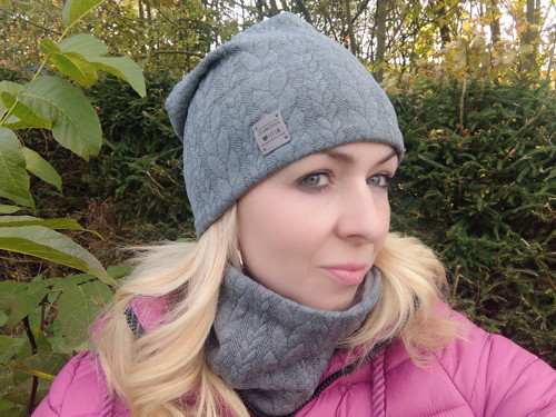 Šedá čepice copánková — foto 2