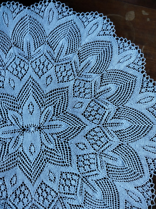 Velká kulatá pletená dečka Geometrie — foto 3