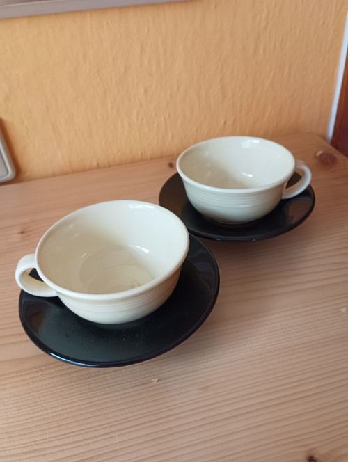 Vanilkové šálky s černými podšálky — foto 2